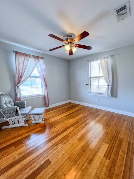 Second bedroom - 5717 Pasteur Blvd