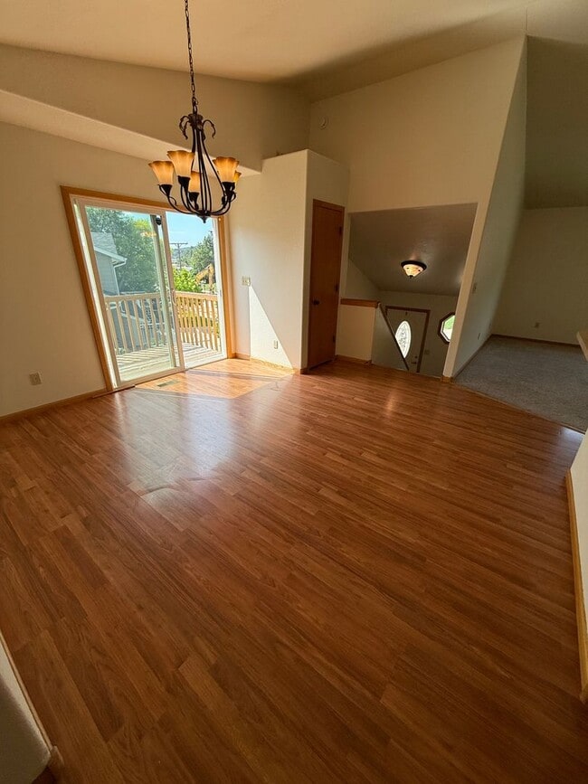 Building Photo - Large 3-Bedroom Condo for Rent!