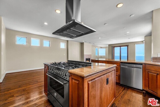 Building Photo - 308 Gull St