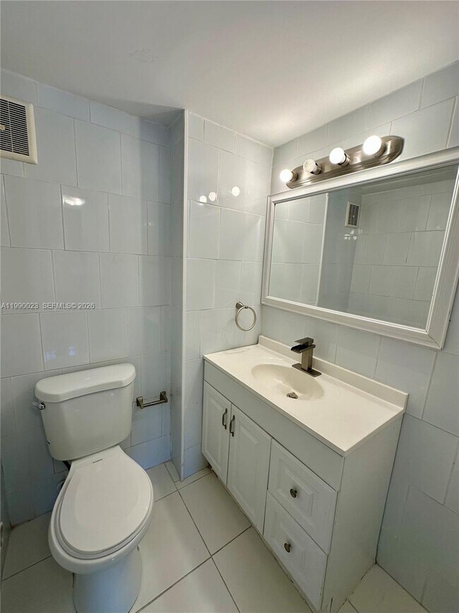 Building Photo - 250 180th Dr