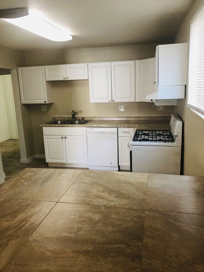 Building Photo - *683-685 High St