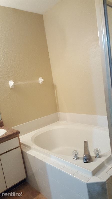 Building Photo - 16253 Enclave Village Dr