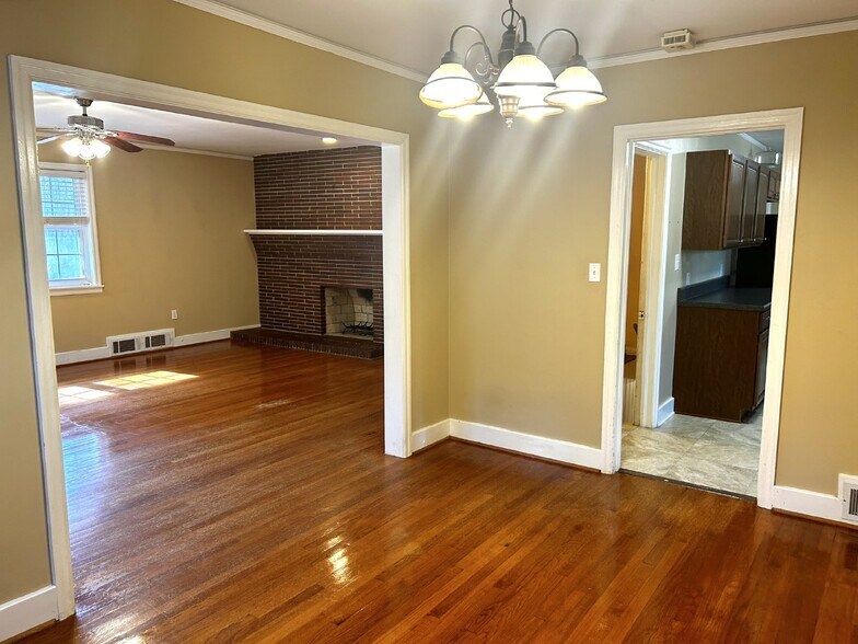 Dining Room - 2919 Henry St