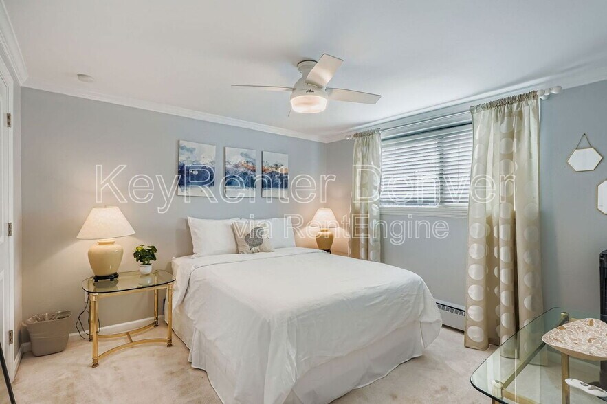 Building Photo - 1327 Steele St