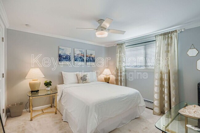 Building Photo - 1327 Steele St