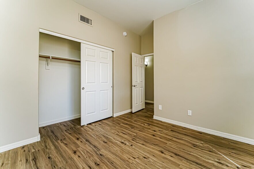 Building Photo - 1534 W Churchill Pl