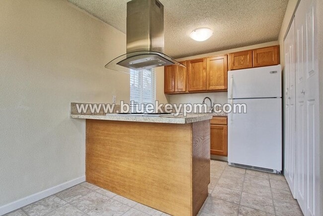 Building Photo - 2 Bed, 1 Bath Duplex in Lincoln Neighborhood