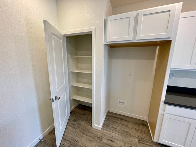 Building Photo - 754 Tamarack Ct