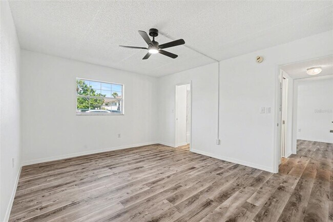 Building Photo - 8828 Bay Pointe Dr