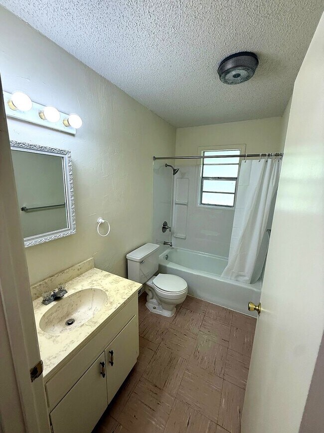 Building Photo - 603 Flournoy Dr