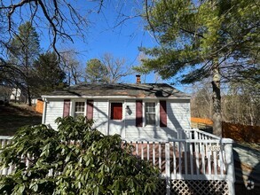 Building Photo - Cozy Bungalow with 3 Bed 1 Bath and Spacio...