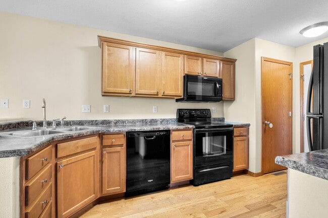 Building Photo - Beautiful End Unit Condo - 4 Bedrooms, Lin...