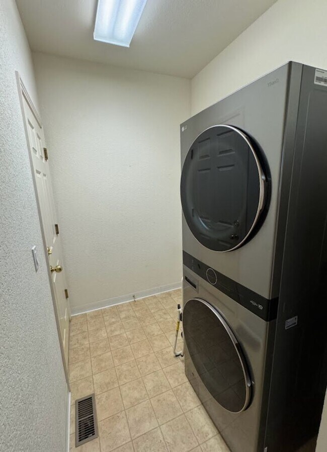 Building Photo - Spacious and Open 3BD/2BA House In Longmont!