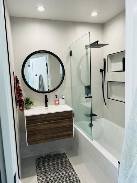 Bathroom (en suite with bedroom 2) - 869 S Wooster St