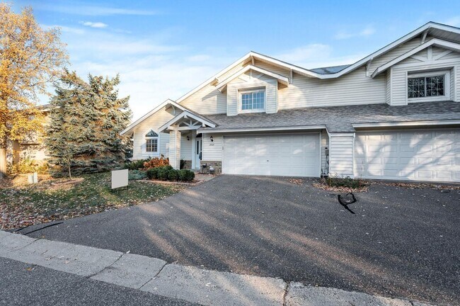 Building Photo - rare woodbury upgraded 3 bedroom end unit townhouse!! One level living!