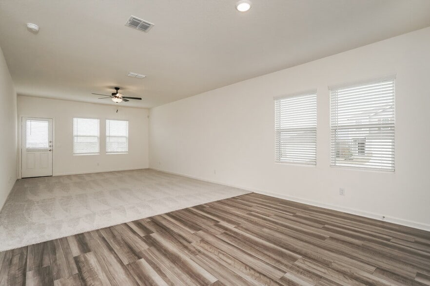 Building Photo - 5549 Bluebell Mdw