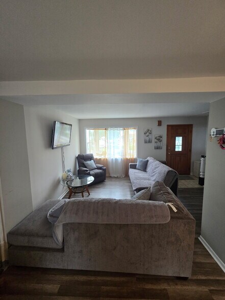 Large Living Room - 295 Center St