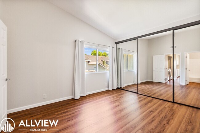Building Photo - Gorgeous 2 bed/2 baths, located in the highly desired community of Woodbridge.