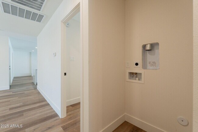 Building Photo - 1530 E Alameda Dr