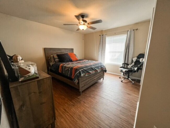 Building Photo - Large Pflugerville 4-bedroom/2.5 Bath Home in the Villages of Hidden Lake