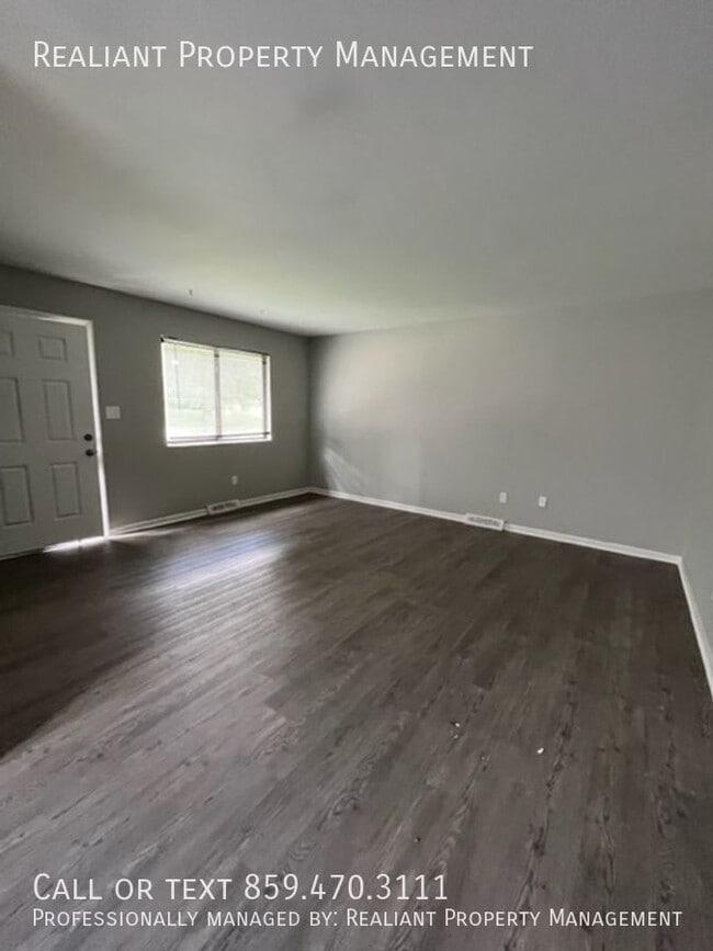 Building Photo - 487 Whispering Hills Dr