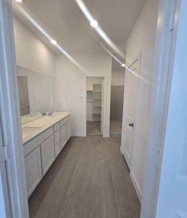 Building Photo - 3053 Avineda Sonoma Dr