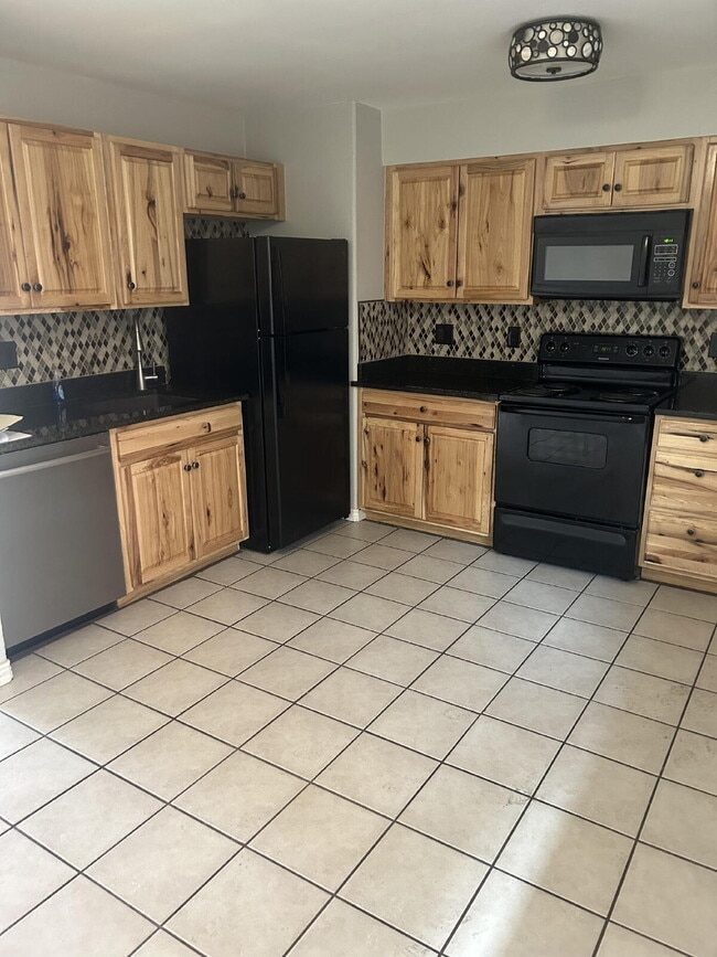 Building Photo - Available NOW! Cosy duplex in Potter Highlands!