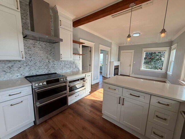 Building Photo - Two Bed 1 Bath House with Fenced Backyard!