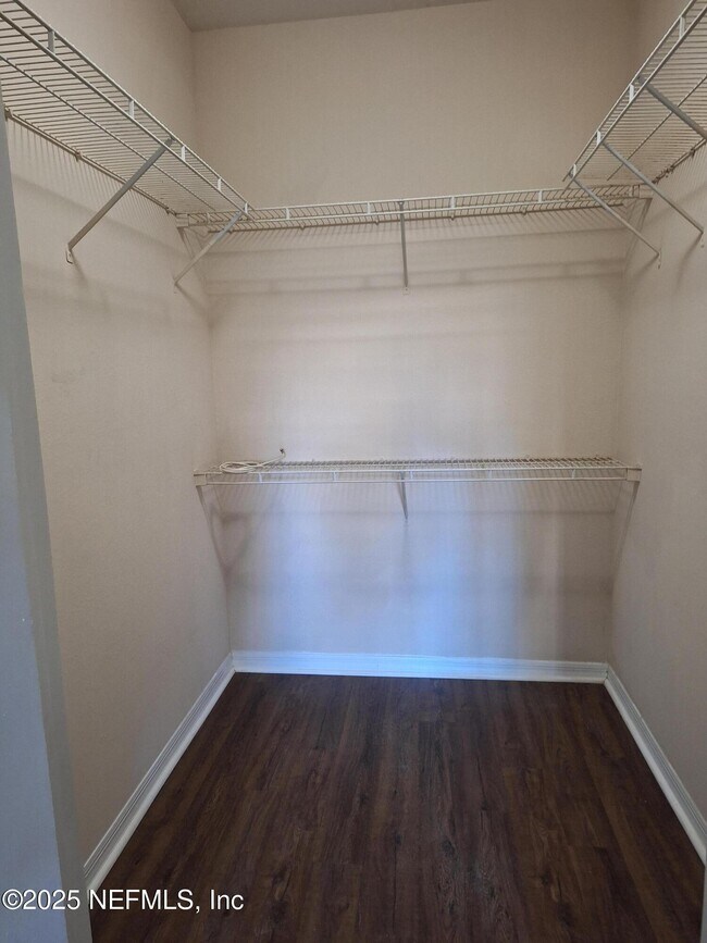 Building Photo - 7800 Point Meadows Dr