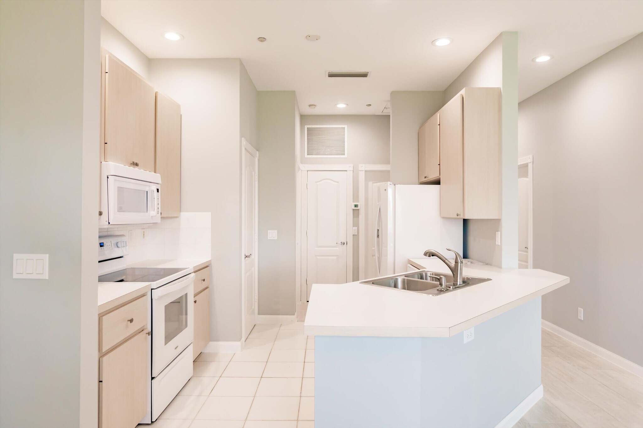 Building Photo - 3200 Village Walk Cir