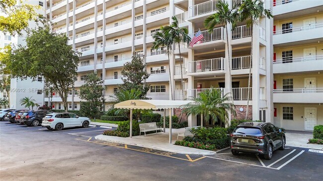 Building Photo - 605 Oaks Dr