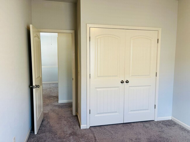 Building Photo - Wow! Check out this charming 3 bedroom 2.5 bathroom home in Newnan!