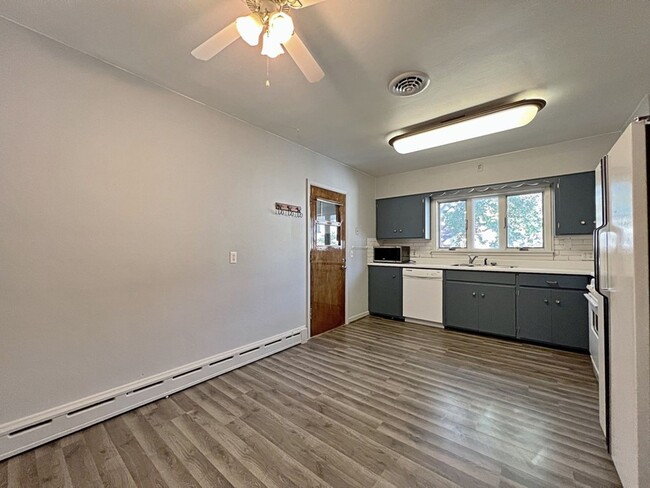 Building Photo - *LEASE SPECIAL* Updated 2+ bedroom by the ...