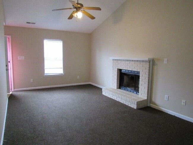 Building Photo - 2 BR 2 BA Duplex