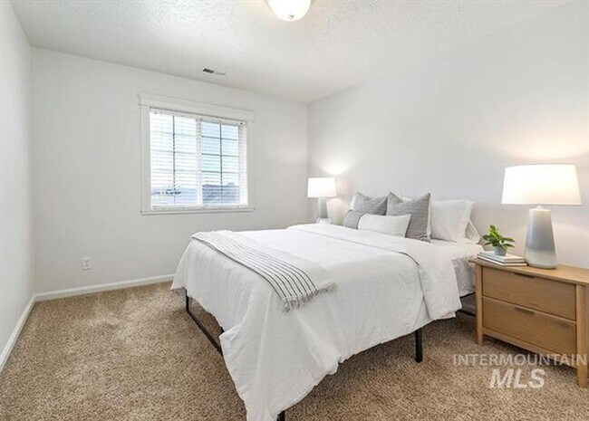 Building Photo - 3 Bedroom 2.5 Bath, 3 Car Garage w/Gorgeous Exterior