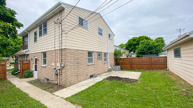 Building Photo - 8420 W Keefe Ave