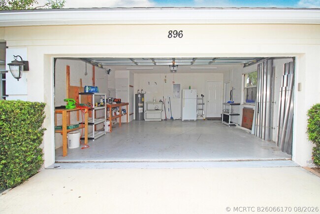 Building Photo - 896 Rose Ct