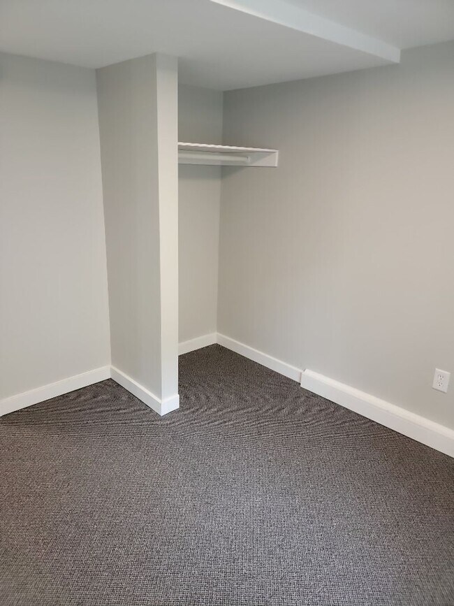 Building Photo - AVAILABLE JUNE 1st 2026 - Fantastic Newly ...