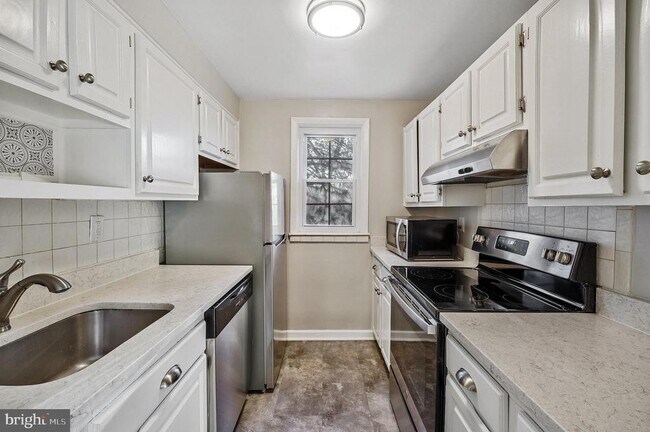 Building Photo - 704 S Arlington Mill Dr