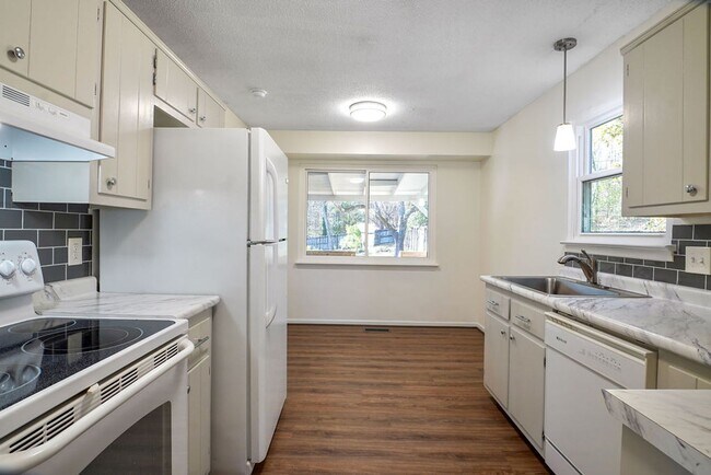 Building Photo - 908 Ryecroft Rd