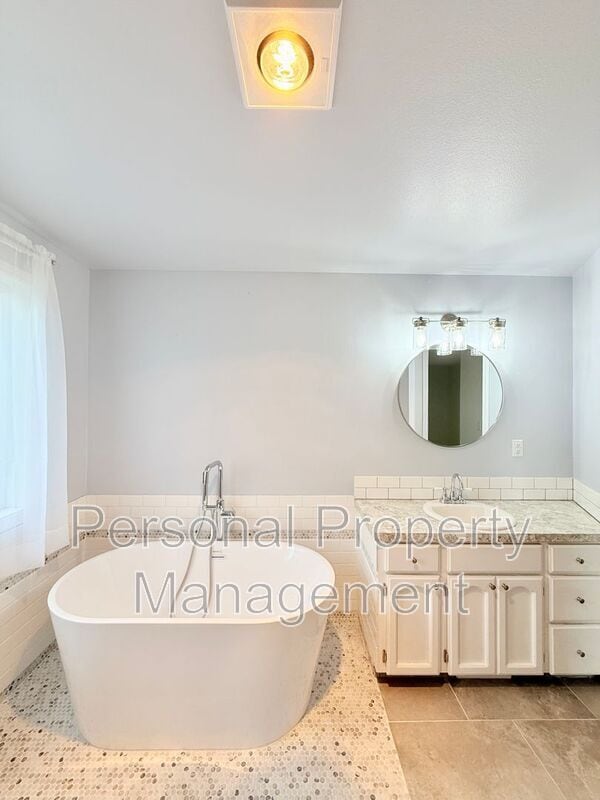 Building Photo - 10411 NE 66th St