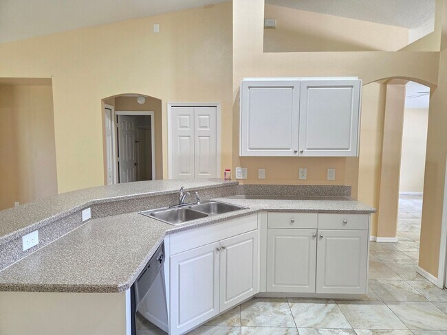 Building Photo - Immaculate 3Bed/2Bath Home-Spacious~Two-Ca...