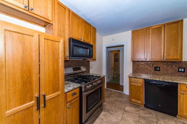 Building Photo - 2218 W Mistletoe Ave