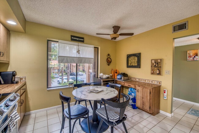 Building Photo - 11186 Green Lake Dr
