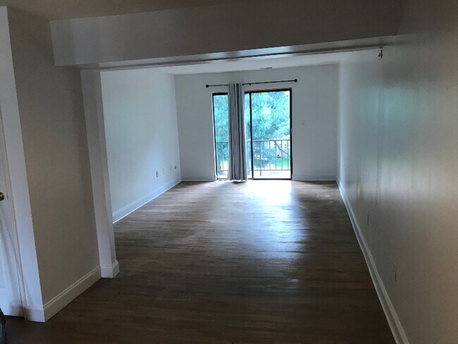 Building Photo - 1908 Silver Ct