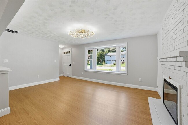 Building Photo - 44 Topsfield Cir