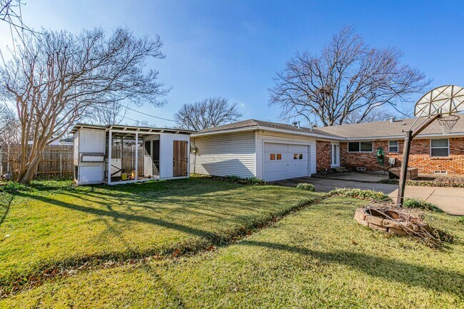 Building Photo - 3910 Douglas Dr