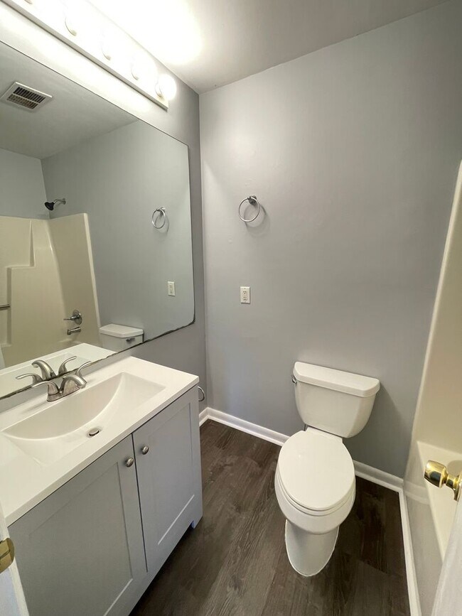 Building Photo - Updated 2br 2ba End Unit in Chancellor Squ...