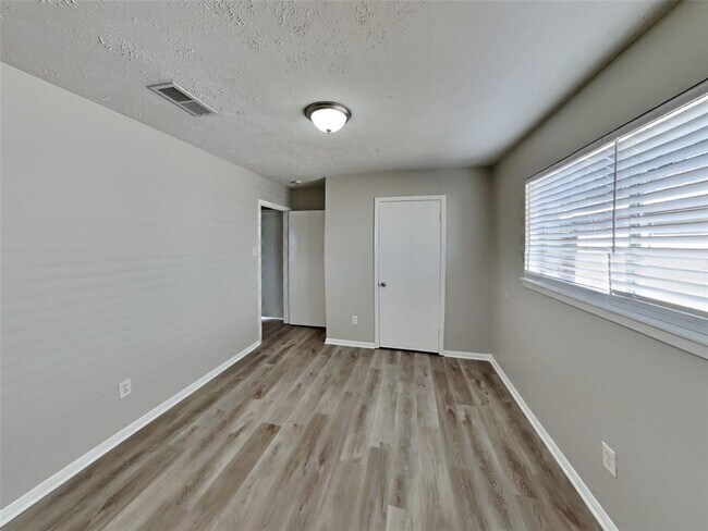 Building Photo - 16135 Deer Lick Dr