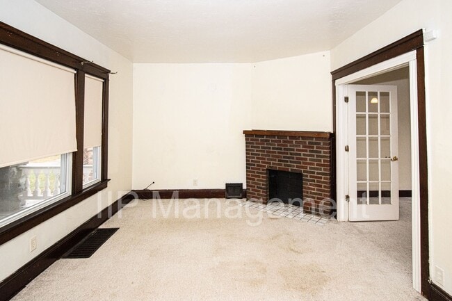 Building Photo - VOUCHERS ACCEPTED! LARGE 4 BEDROOM/2 BATHR...